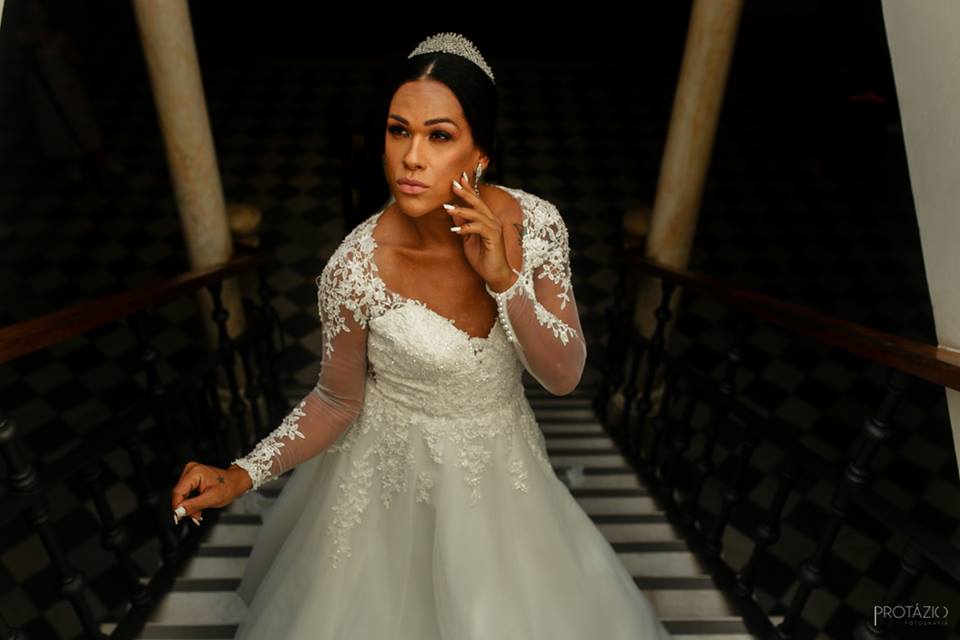 Primeira vereadora trans de Salvador Léo Kret posa para ensaio vestida de noiva