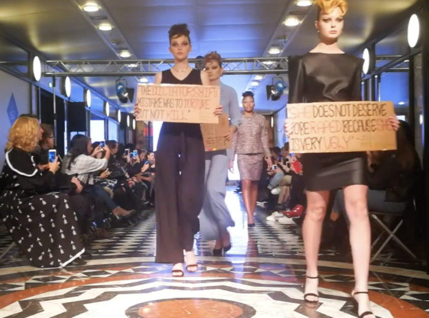 Desfile da estilista brasileira Aline Celi tem protesto contra Bolsonaro em Berlim