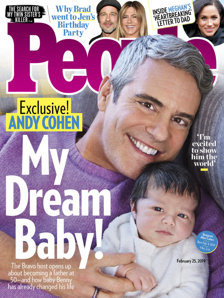 Andy Cohen exibe o rosto do seu filho recém-nascido para a revista People