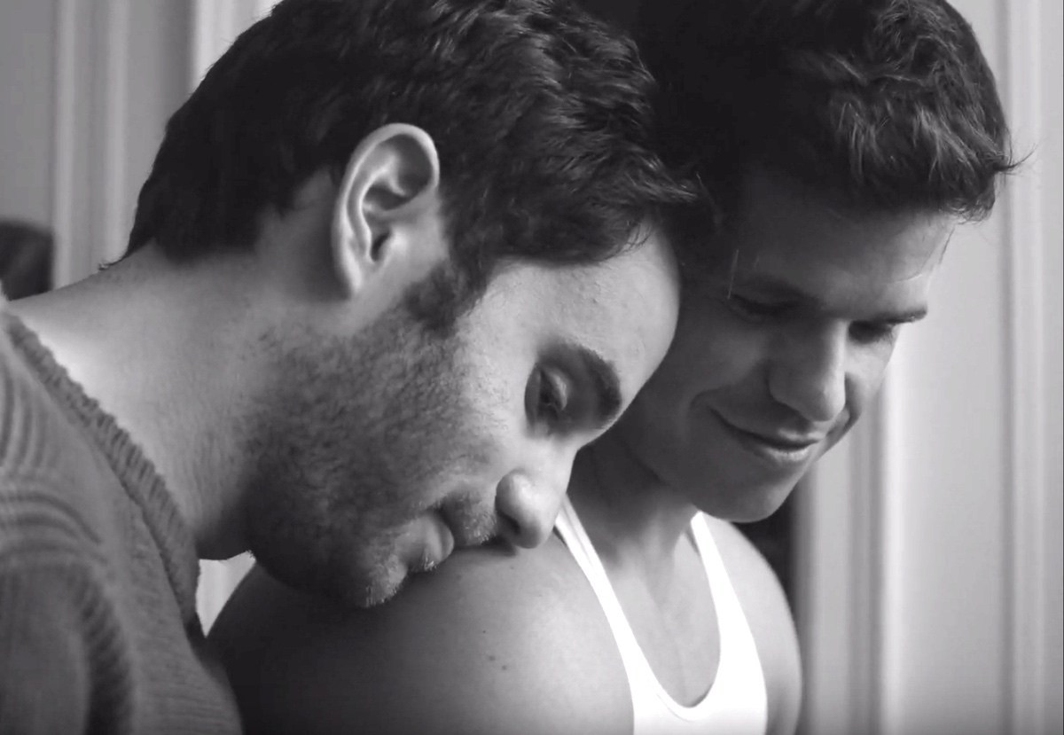 Ben Platt e Charlie Carver vivem romance gay no clipe de 