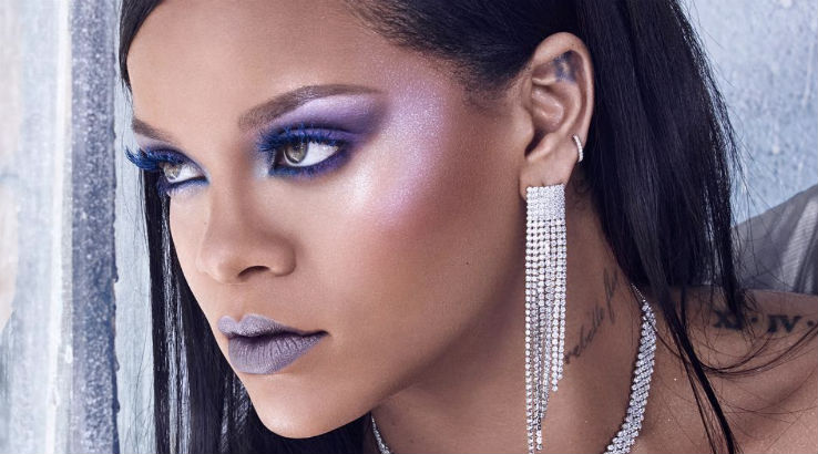 Rihanna em campanha para a sua marca de cosméticos Fenty BeautyRihanna em campanha para a sua marca de cosméticos Fenty Beauty