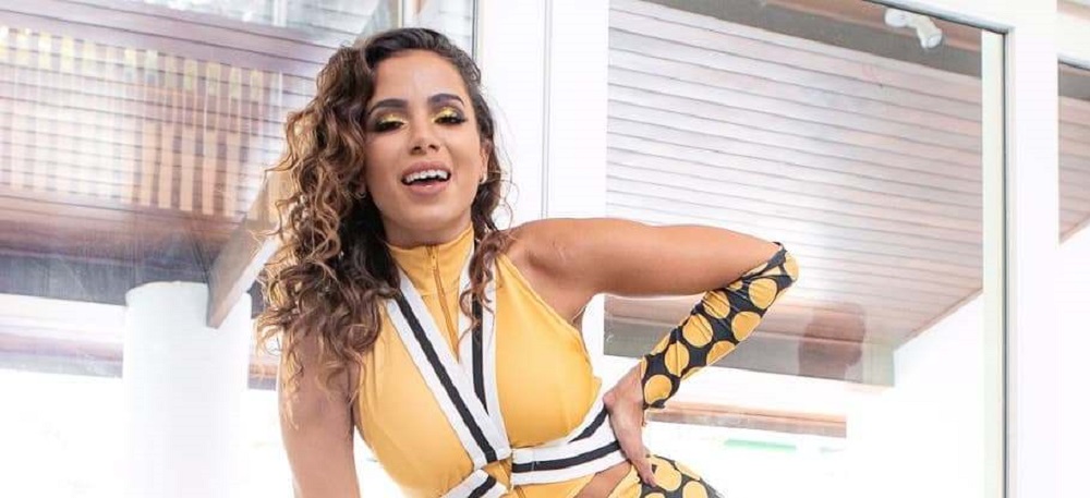 Anitta usa fantasia de Morena do Tchan para puxar bloco em Salvador