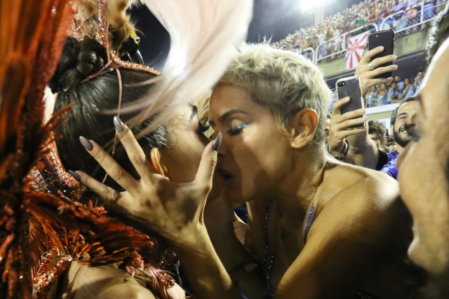 Juliana Paes e Deborah Secco trocam selinho durante desfile da Grande Rio