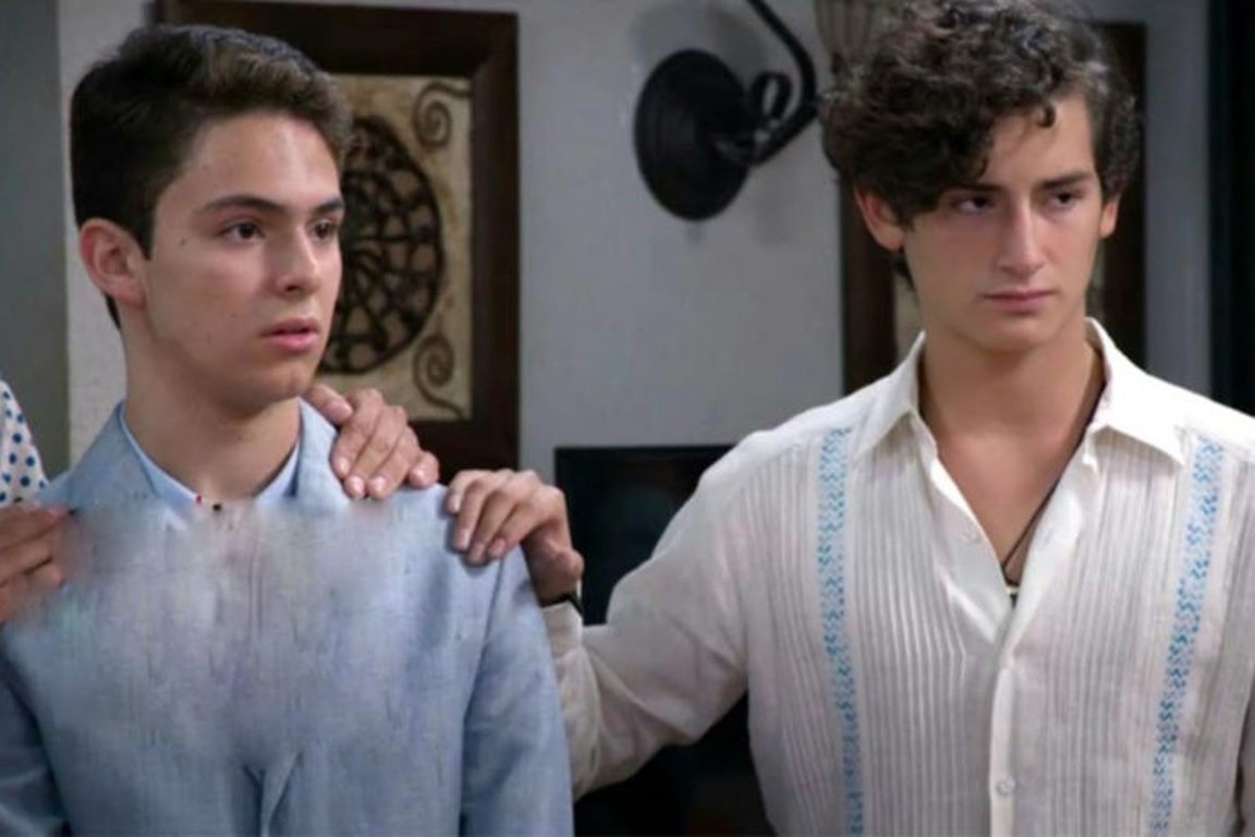 Aristemo é o casal gay shippado pelo público da novela Mi Marido Tiene Más Família (Reprodução: Televisa)