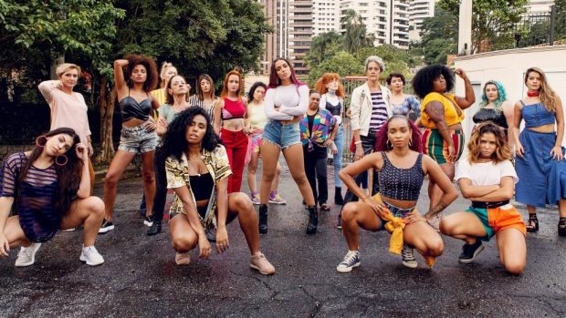 Anitta promove diversidade entre mulheres e faz campanha contra o câncer de mama em novo clipe