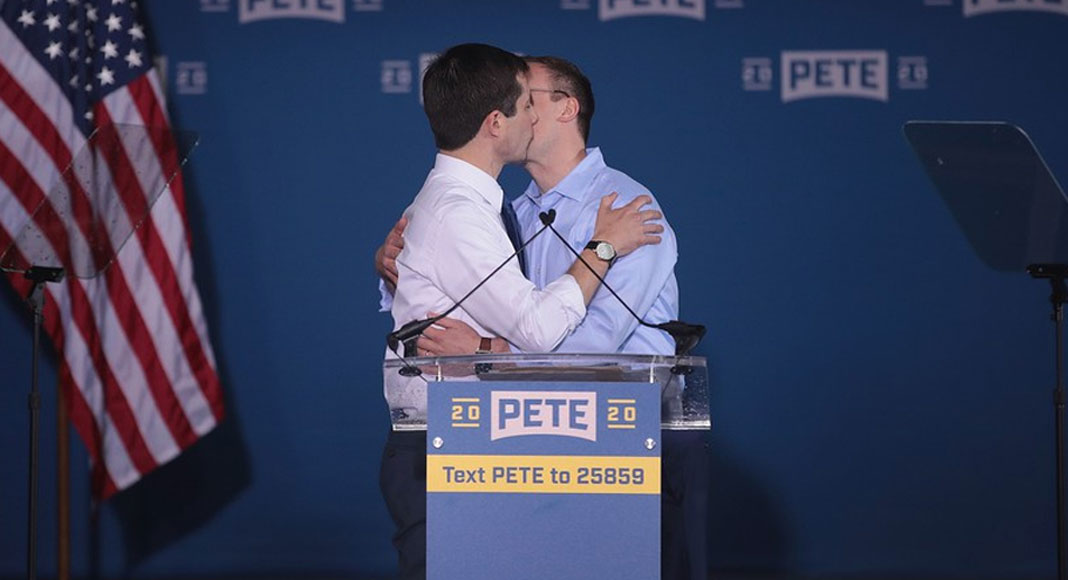 Prefeito beija seu marido em lançamento de campanha à presidência dos EUA