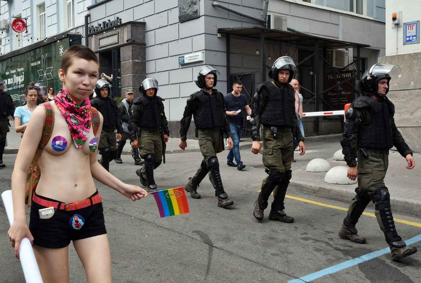 Milhares de pessoas participam de Marcha do Orgulho LGBT em Kiev