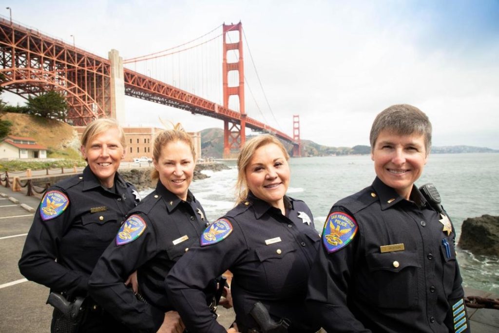 Policiais de São Francisco com viatura e uniforme em homenagem a Parada LGBTQ+