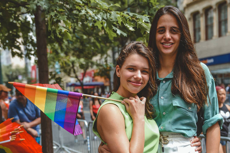 Bruna Linzmeyer e a namorada, Priscila Visman, na Parada LGBT de Nova York