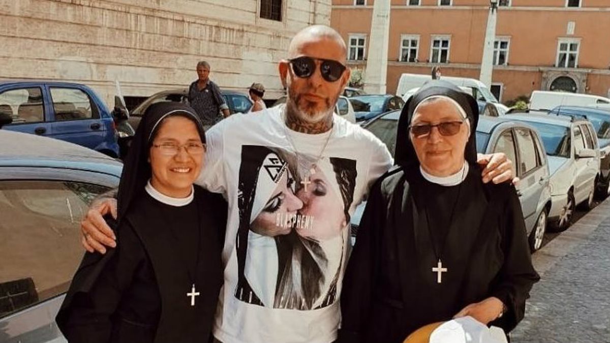 Após críticas, Henrique Fogaça exclui foto com freiras no Vaticano