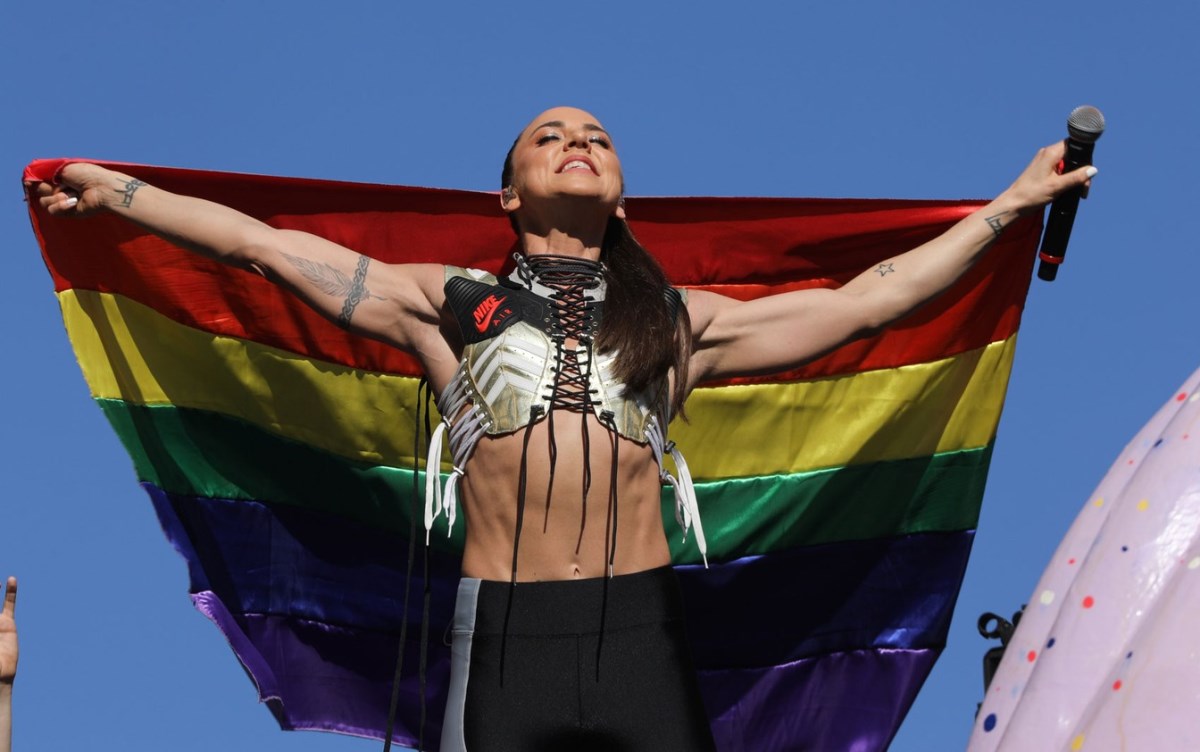 Mel C abre a bandeira do movimento LGBT durante a Parada — Foto: Celso Tavares/G1