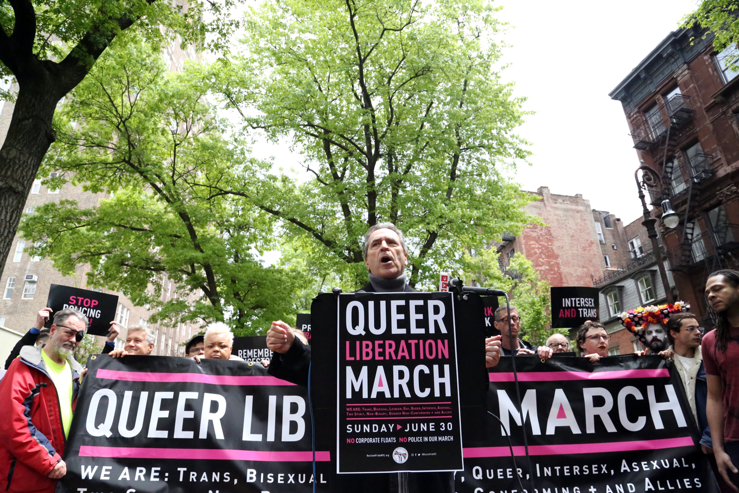 Queer Liberation March aconteceu no mesmo dia da Parada LGBT de New York (Reprodução/Rolling Stone)