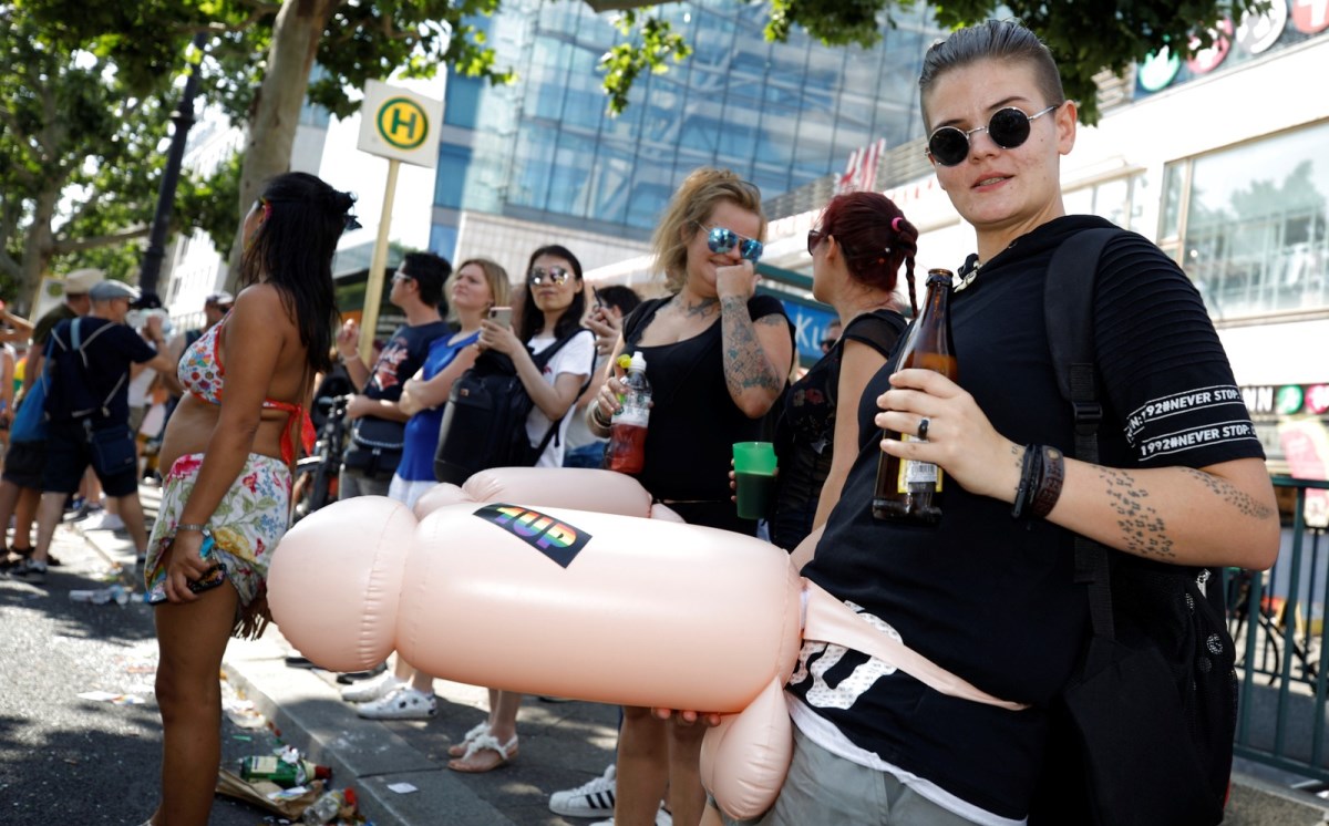 Participantes da Parada do Orgulho Gay perto da Coluna da Vitória em Berlim — Foto: Axel Schmidt/Reuters