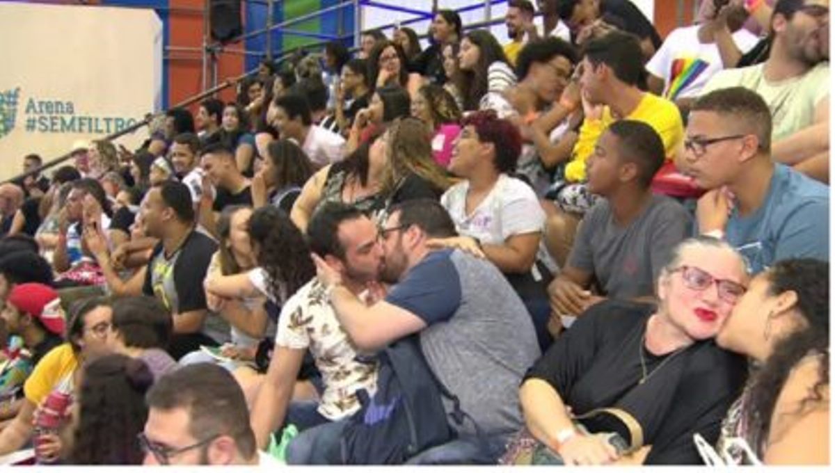 Grupo realiza beijaço na Bienal do Rio