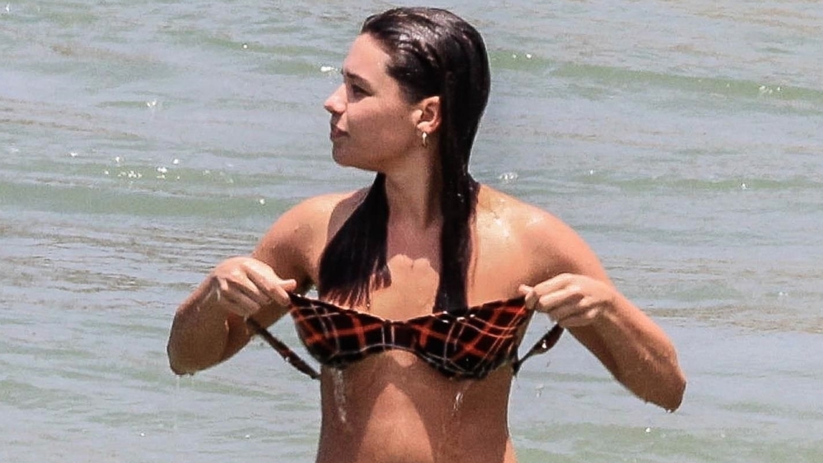 Bruna Linzmeyer faz topless em praia do Rio de Janeiro