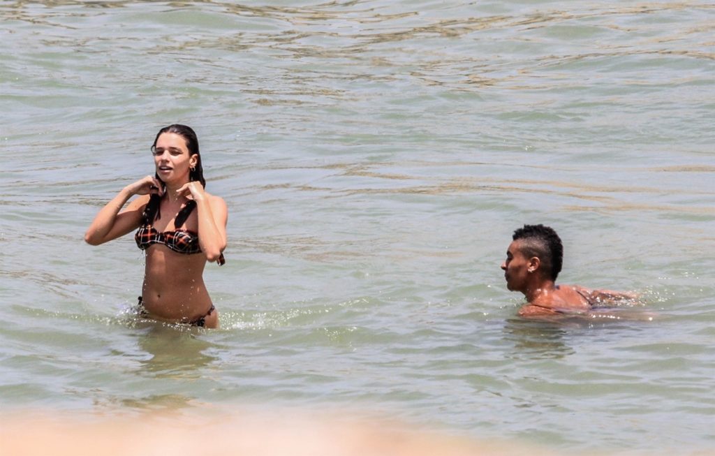 Bruna Linzmeyer com mulher em praia do Rio de Janeiro