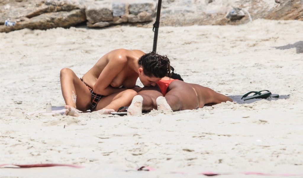 Bruna Linzmeyer faz topless em praia do Rio de Janeiro