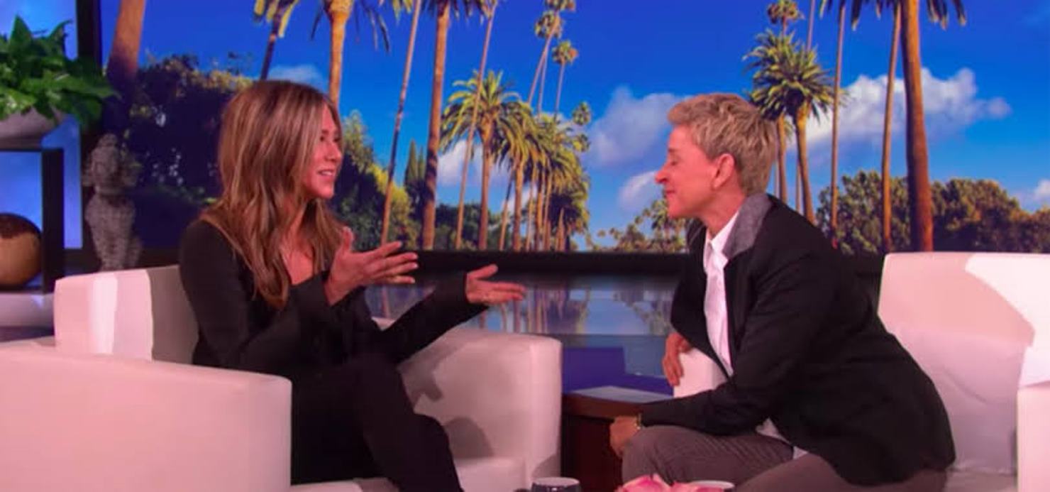 Jennifer Aniston e Ellen DeGeneres se beijam em programa