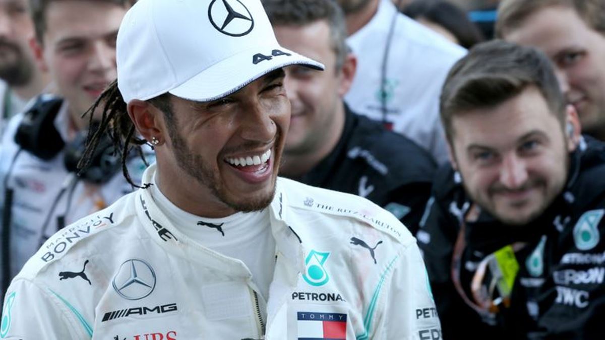 Lewis Hamilton surge só de cueca e volumão rouba toda cena 