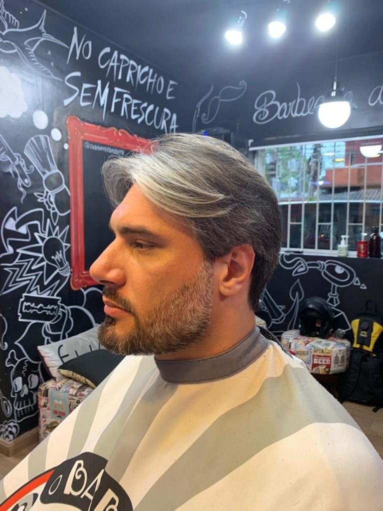 Cliente OBDE assumindo o cabelo grisalho, nova tendência 2020
