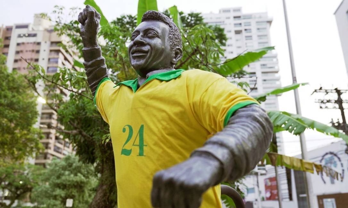 Estátua do Pelé com camisa 24 (Reprodução)