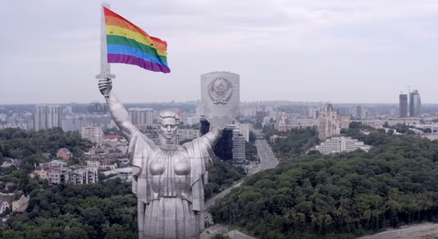 Monumento Mãe da Pátria com bandeira LGBT (Reprodução)