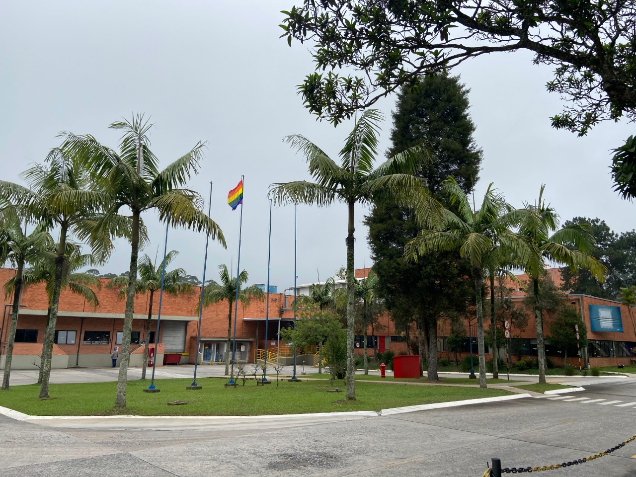 BASF hasteia bandeira LGBTI+