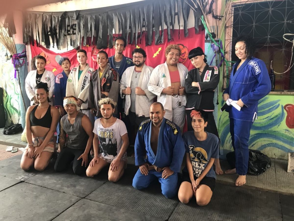 professor voluntário ensina jiu-jitsu para pessoas trans