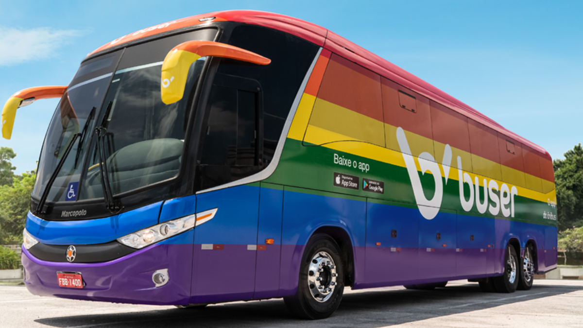 Ônibus com as cores do arco-iris