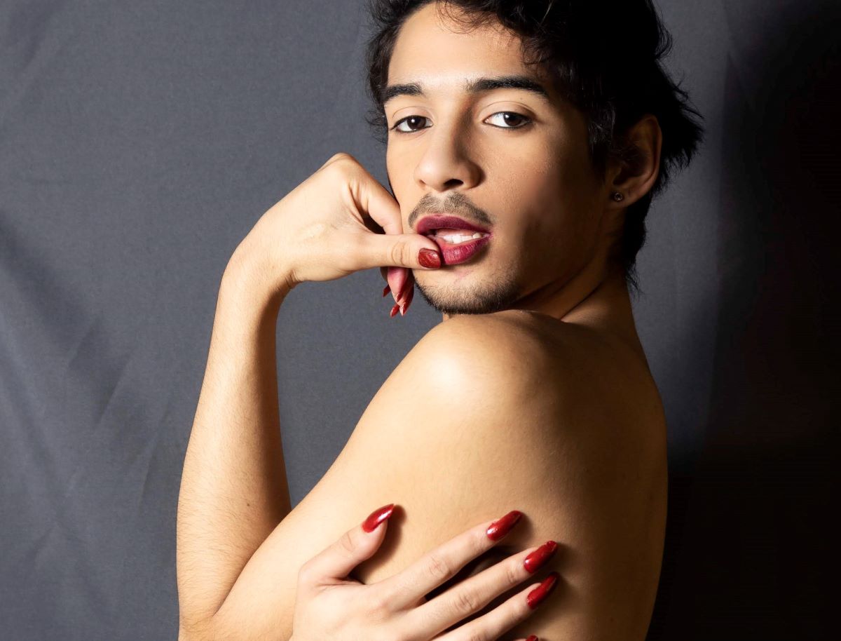 Rô Vicente, artista e ativista. Bixa Trans Não-Binária, faz uma série de lives no Instagram @BixaNaRua em comemoração ao mês da Visibilidade Trans e Travesti.