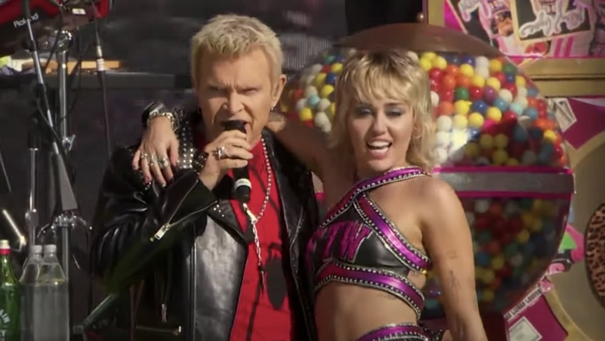 Imagem de Miley Cyrus e Billy Idol no Super Bowl