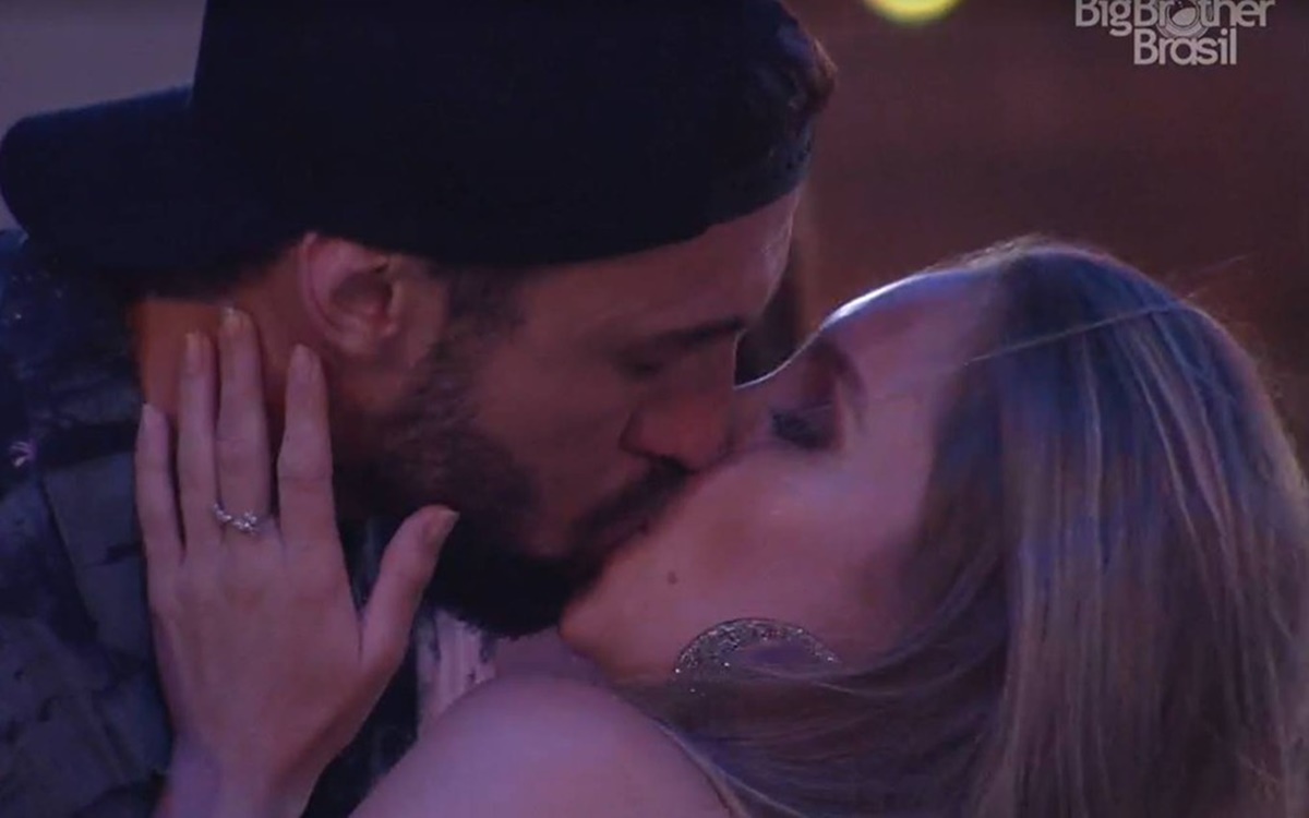 Imagem de Arthur e Carla Diaz se beijando no BBB 21