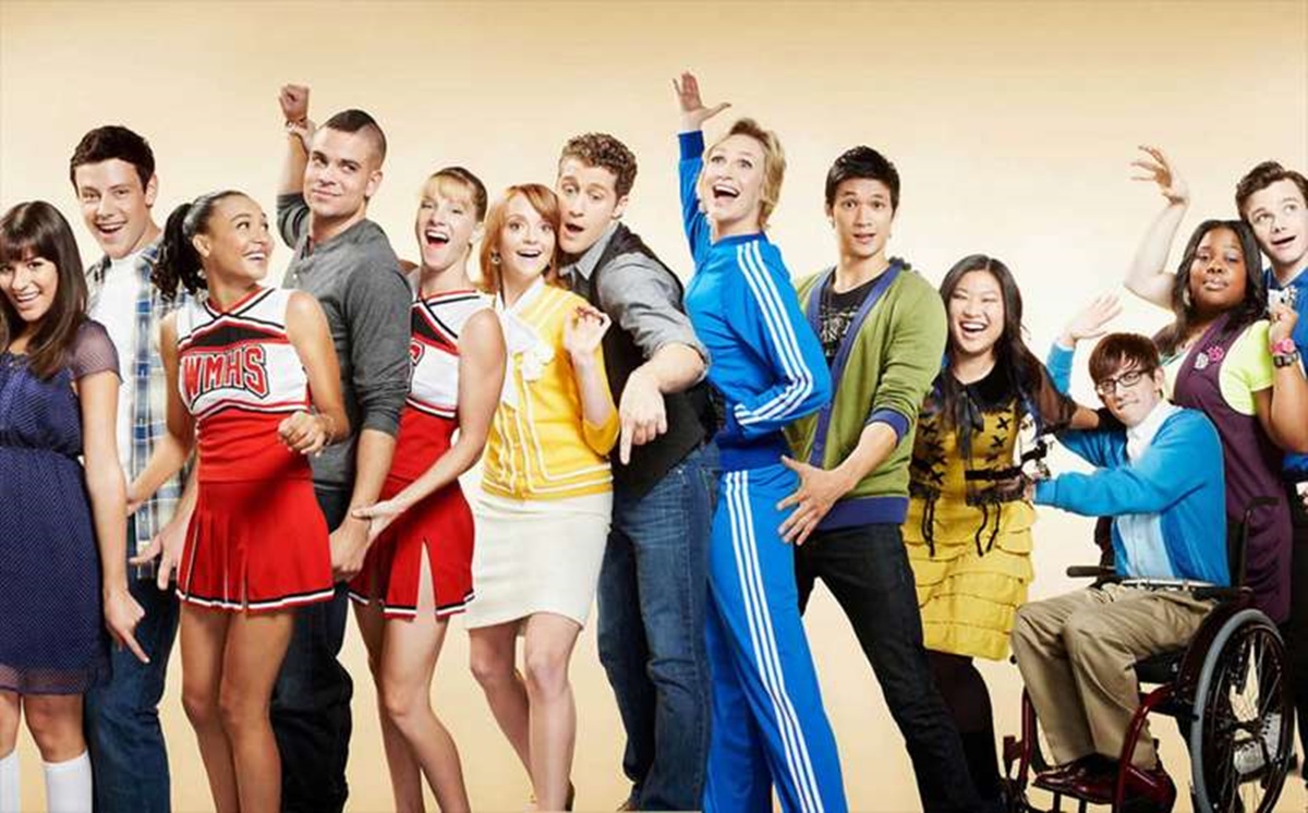 Imagem do elenco de Glee com Naya Rivera