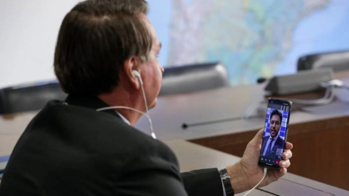 Imagem do Presidente Jair Bolsonaro testando o 5G