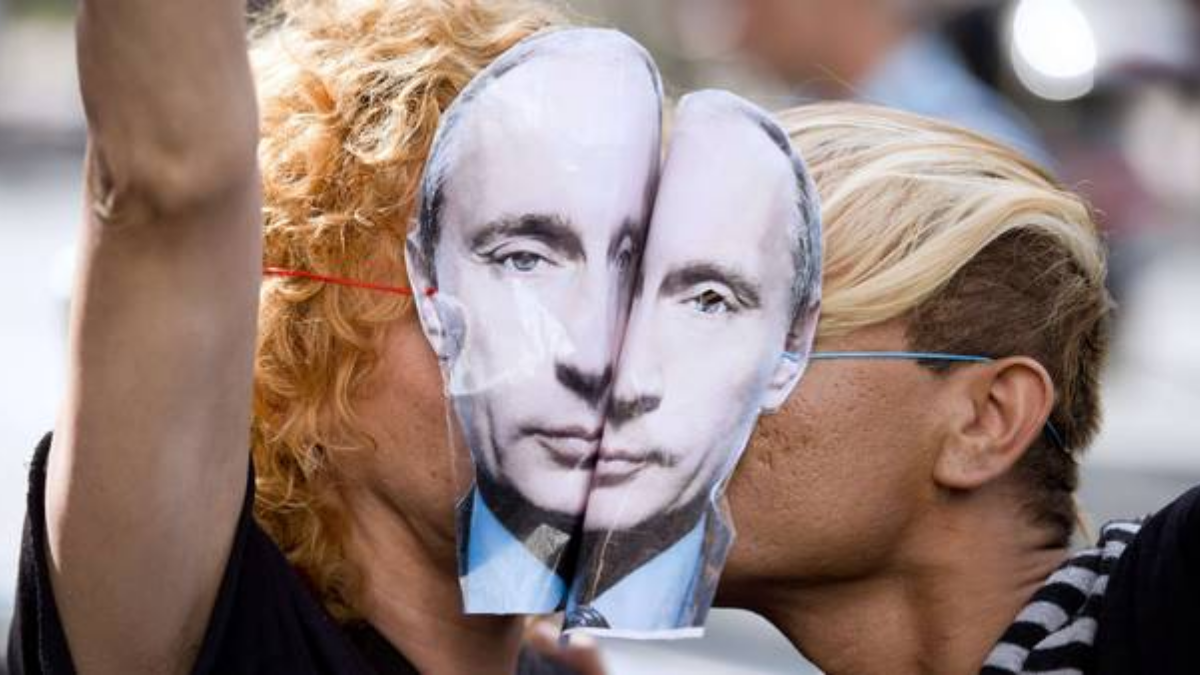 Imagem de Casal LGBTQIA+ na Rússia com máscara do presidente Putin