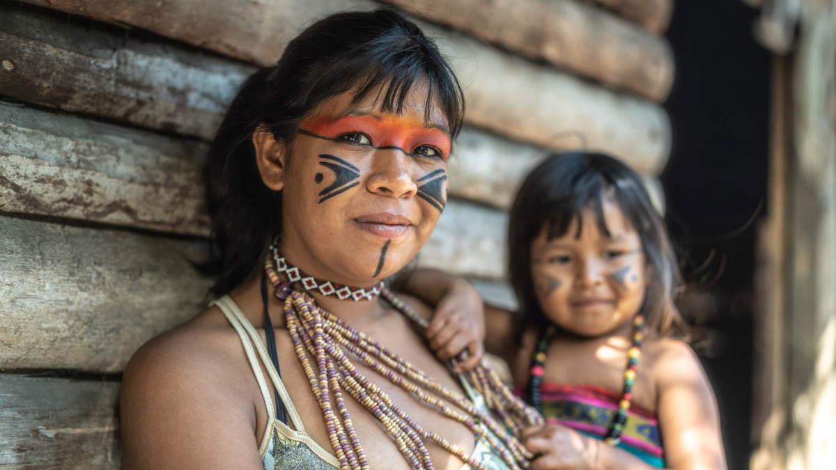 Imagem de Mãe e filha indígenas