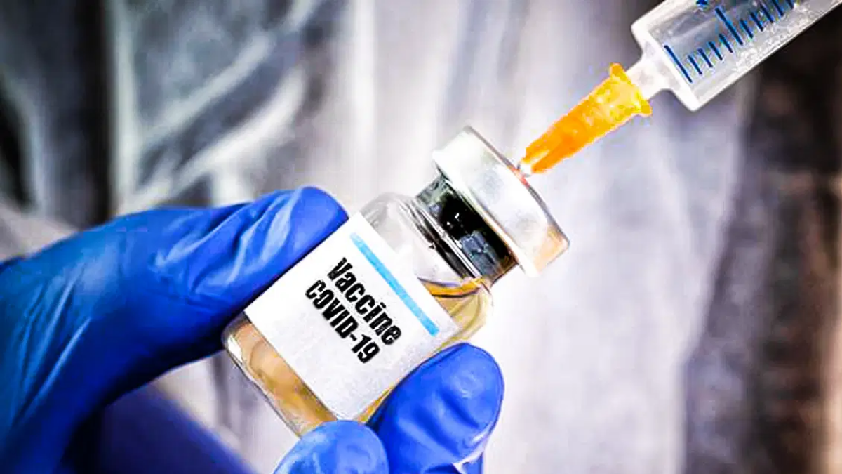 Imagem do Médico segurando o a seringa e frasco da vacina