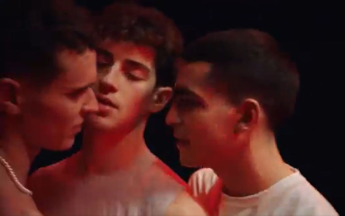 Netflix exibe beijão gay triplo