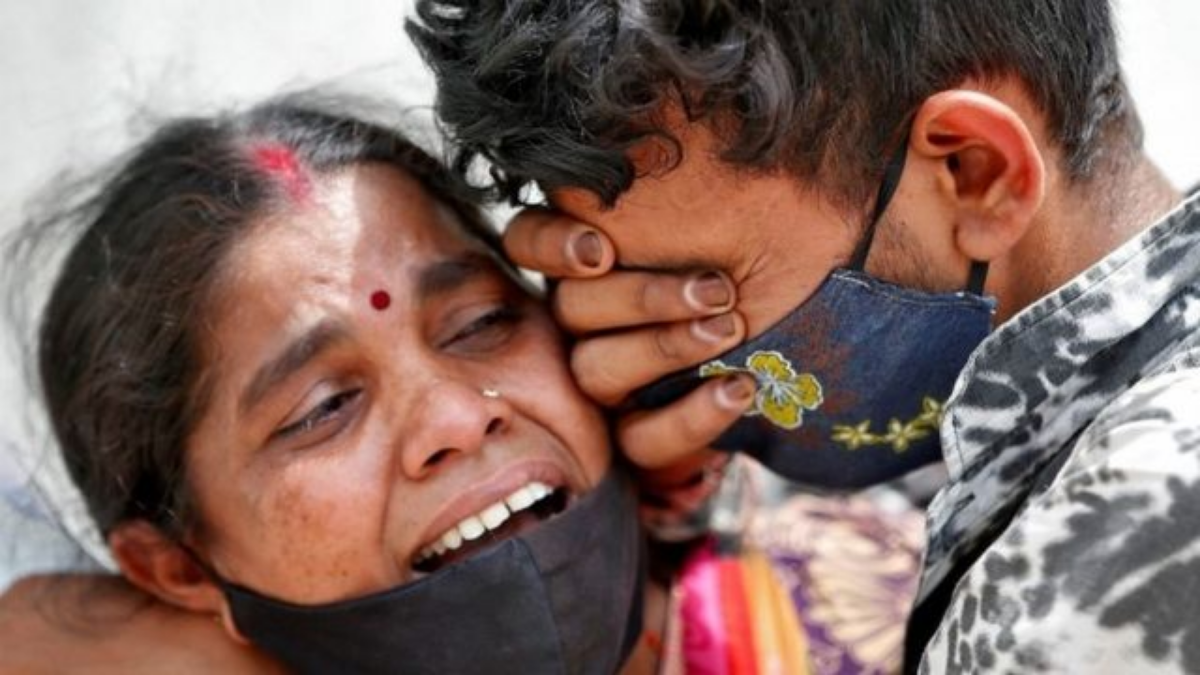 Indianos chorando por terem perdido uma pessoa para COVID-19
