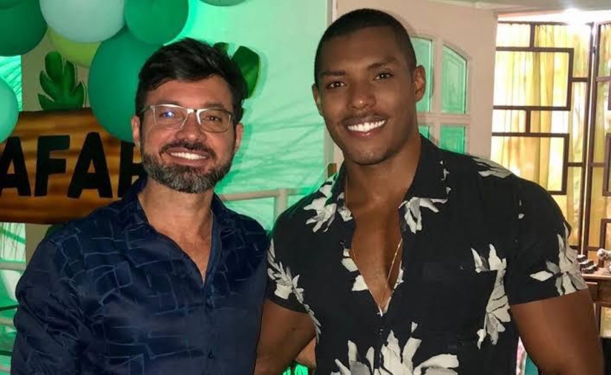 Max Souza assumiu o relacionamento com um primeiro prefeito assumidamente gay de São Paulo, Edgar Souza
