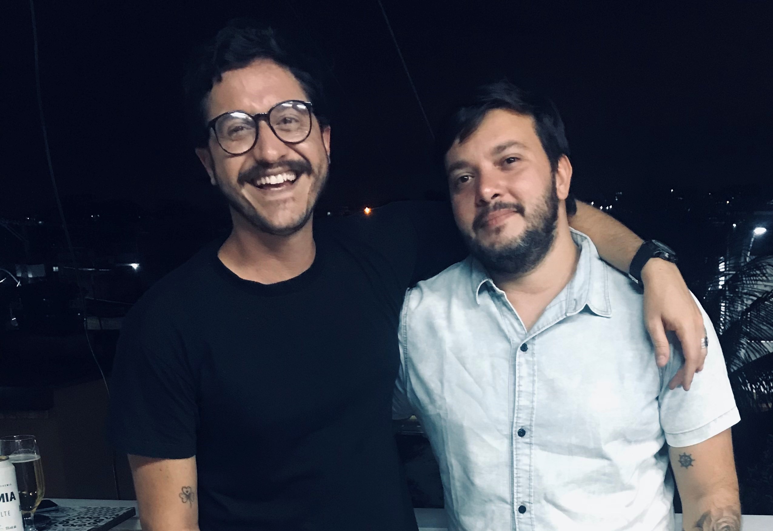 O jornalista Rômulo Moreira usou as redes sociais na noite desta quinta-feira (6), para publicar a primeira foto pública ao lado do namorado