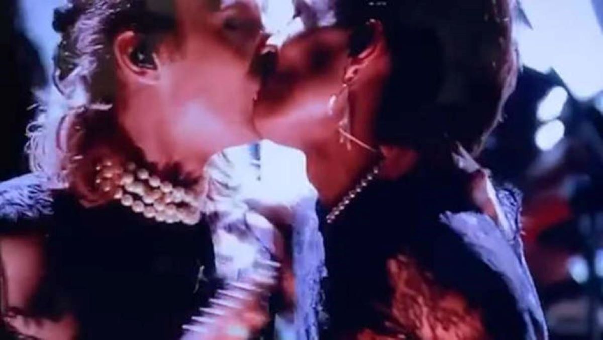 integrantes da banda italiana Maneskin protagonizaram um beijo gay