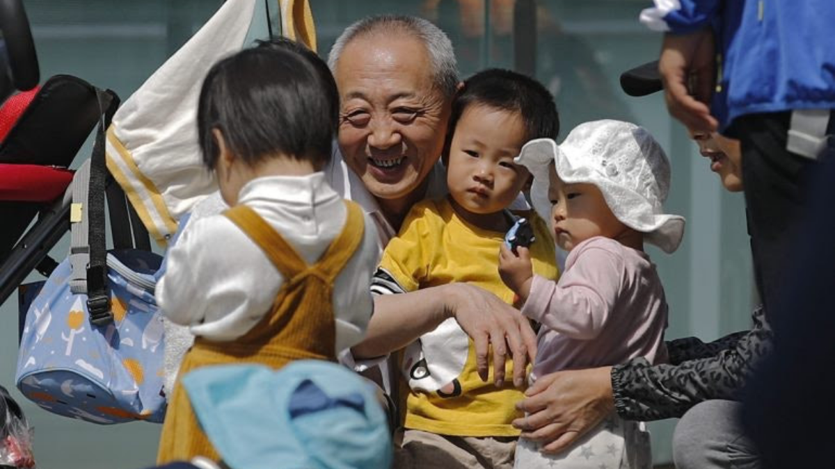Chinês com três filhos