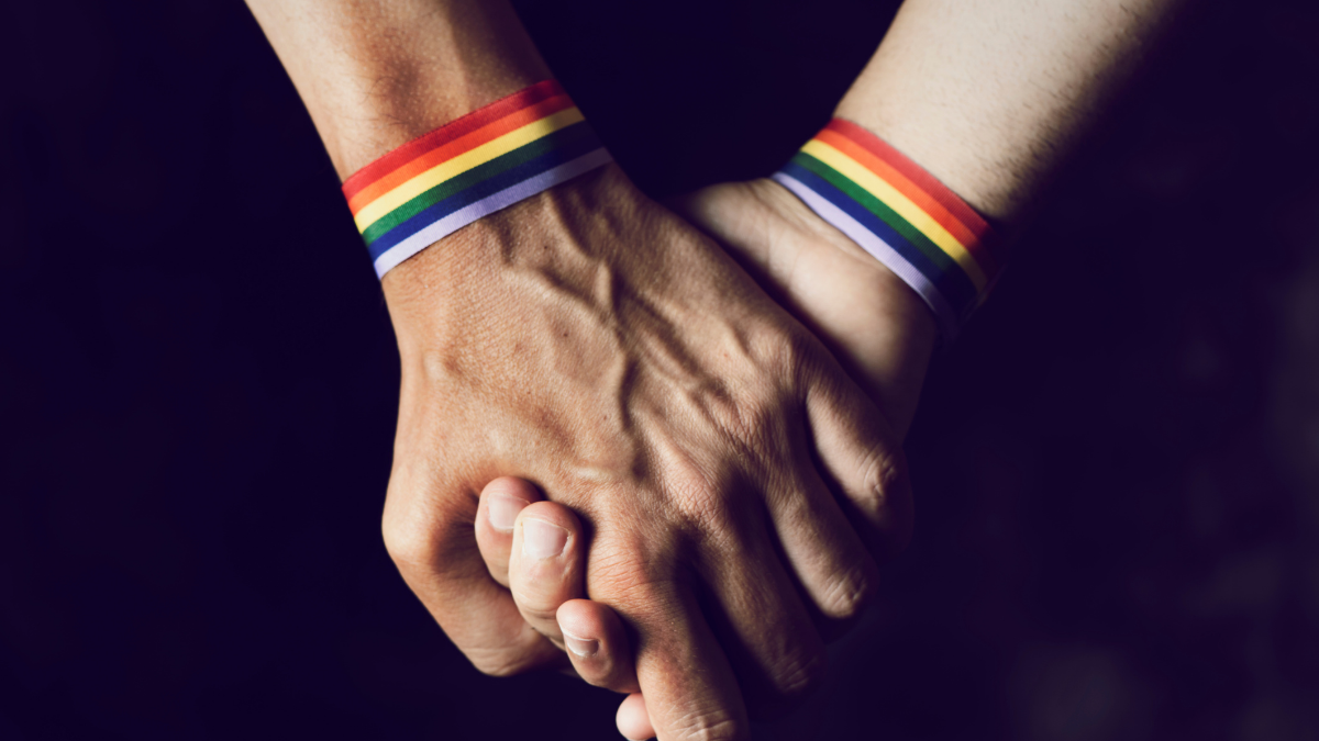 Casal LGBTQIA+ dando as mãos