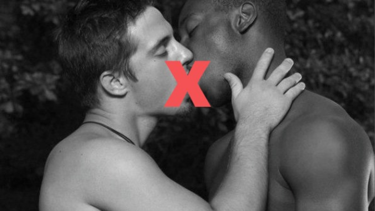 Casal LGBTQIA+ se beijando