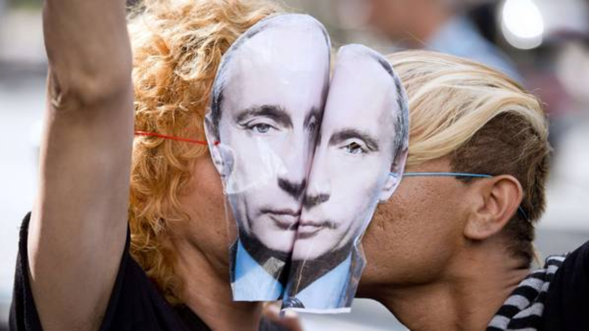 Casal LGBTQIA+ se beijando com uma máscara do presidente russo Putin