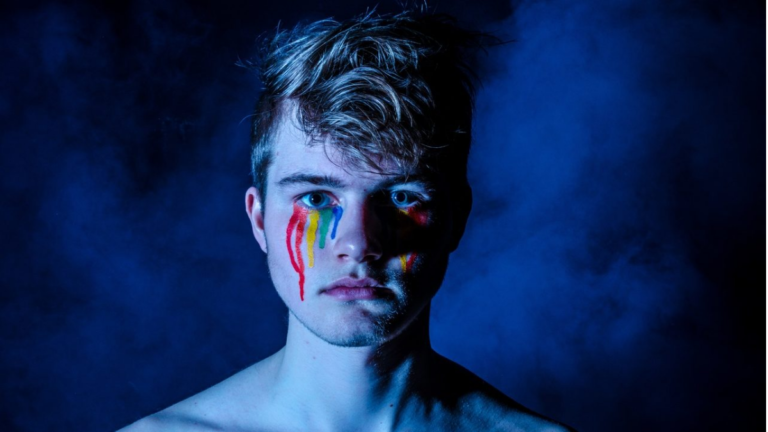 Menino simbolizando uma vítima de LGBTfobia