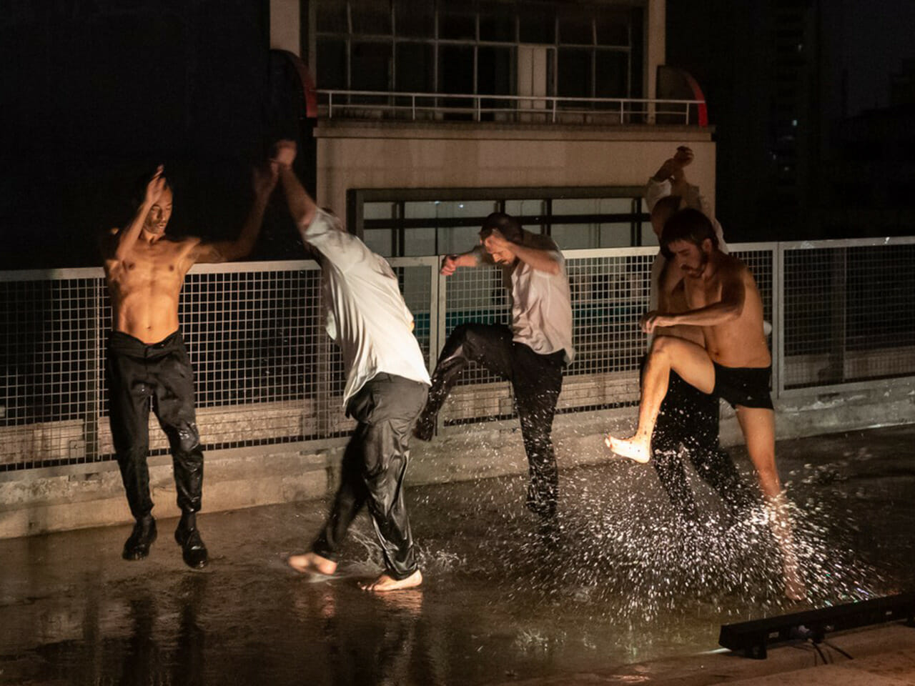Grupos Mexa e GRUA - Gentleman de Rua em apresentação na Bienal Sesc de Dança 2021