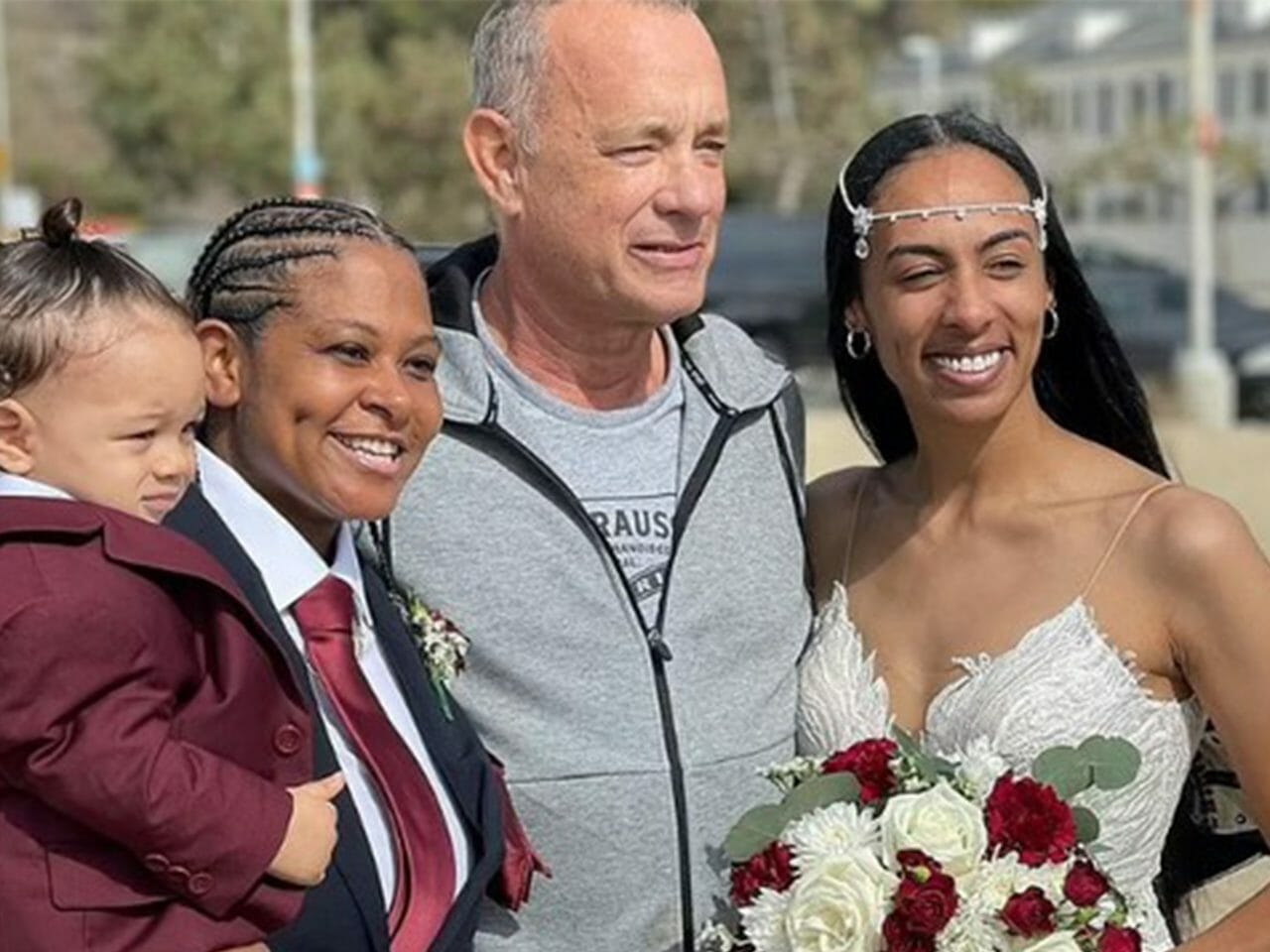 Tom Hanks invade casamento e pede para tirar foto com as noivas