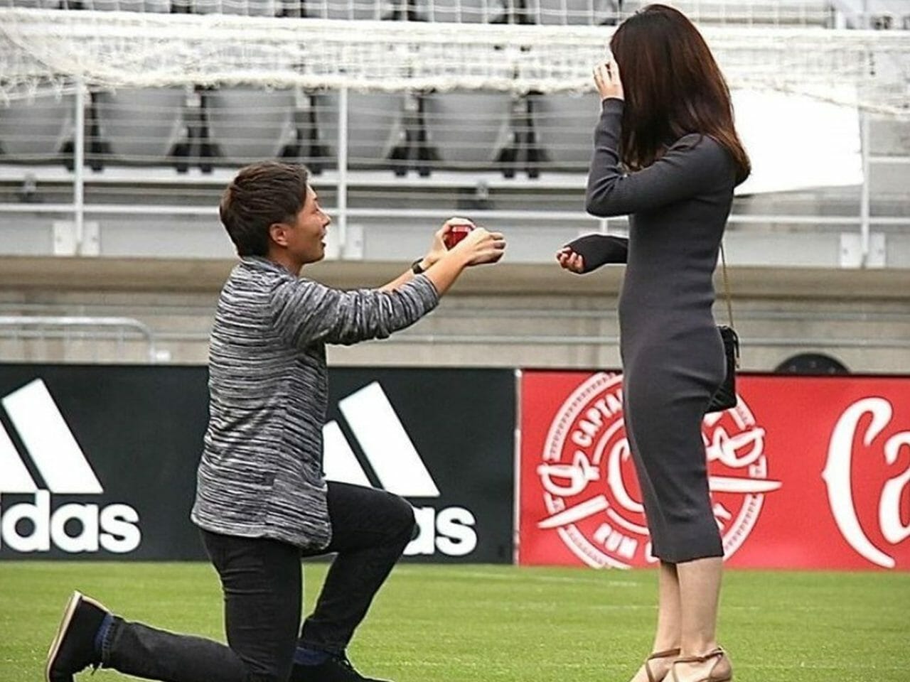 Jogador trans Kumi Yokoyama pede namorada em casamento em estádio de futebol